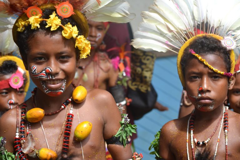 Trẻ em Papua New Guinea hòa nhạc chào đón Đức Phanxicô